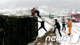 괴산 청천서 마을버스 전도…구조하는 119