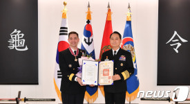 美해군사령관, 보국훈장 천수장 수여 받아
