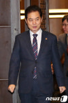영진세미화장품 | 화장품 업계 대표와의 간담회 참석하는 류영진 식약처장