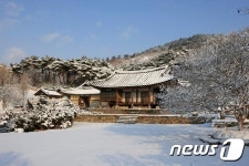 하얀 눈이 내려앉은 논산 명재고택