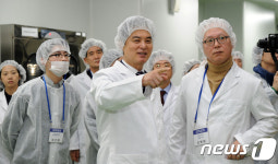 화장품 제조 현장 방문한 류영진 식약처장