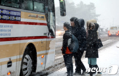 제주 폭설...출근버스 앞 발동동