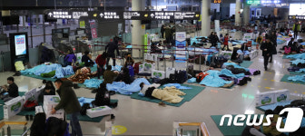 폭설 때문에...제주공항 대합실 쪽잠 인파