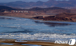 남북사이에 둔 임진강 꽁꽁