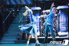 스케이트 타는 러시아 배우들…뮤지컬 