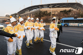 서울월드컵경기장 성화봉송하는 차범근