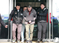 현장검증 위해 용인동부서 나서는 김성관씨