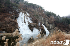 빙벽으로 변신한 홍제천 인공폭포