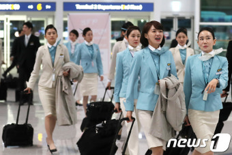 인천공항 제2여객터미널 첫 비행 나서는 승무원들