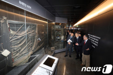 희생을 기억하고 가슴아픈 교훈을 ...