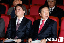 서로 다른 곳 바라보는 안철수·김성태