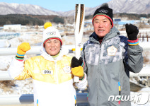[화보] 입 맞추고…짚라인으로…양구 밝힌 올림픽성화