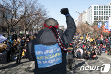 구조조정 중단 촉구