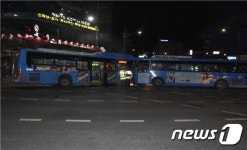 서울 수유사거리서 버스 2대·오토바이 충돌…21명 부상