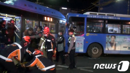 서울 수유사거리 교차로서 버스끼리 정면 충돌…20여명 다쳐 