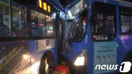 서울 수유사거리서 버스 2대·오토바이 충돌…21명 부상
