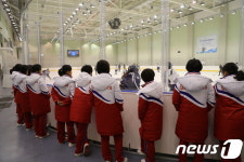 南 선수들 훈련 참관하는 北 여자아이스하키 선수들