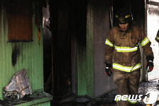 현장 수색하는 소방대원