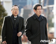 피의자 신분으로 검찰 출석하는 윤학배