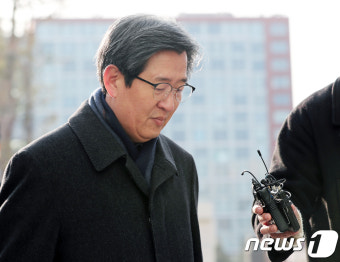 '세월호특별조사위 활동 방해 의혹' 윤학배 전 차관, 검찰 출석
