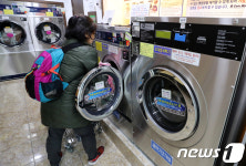 세탁기 얼리는 한파에 동전 빨래방 인기