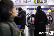 세탁기 얼리는 한파에 동전 빨래방 북적