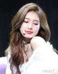 수지, 보호본능 일으키는 가냘픈 어깨라인