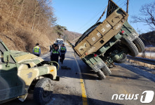 홍천서 군용 차량 2대 충돌…장병 4명 치료중