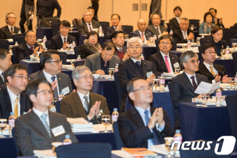 대교협 정기총회, 박수치는 대학총장들