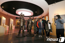 2·28 민주운동 기념회관 찾은 시민들