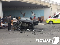 군산 한 교차로서 승용차끼리 ‘쾅’… 3명 사상