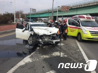 군산 한 교차로서 승용차끼리 ‘쾅’… 3명 사상