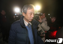 검찰조사 마치고 귀가하는 이현동