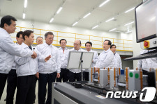 한화큐셀 생산라인 살펴보는 문 대통령
