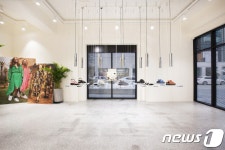 코오롱FnC 슈콤마보니, 청담 플래그십숍 리뉴얼 이전 오픈