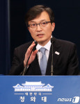 첫 청와대 마이크 잡은 김의겸 신임 대변인