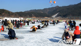 빙어낚시 재미에 푹 빠진 관광객들