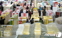 설 선물로 가득 찬 청과물시장 