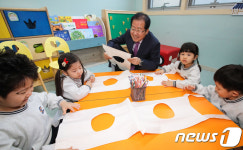 홍준표 대표, 아이들과 함께 연 만들기 