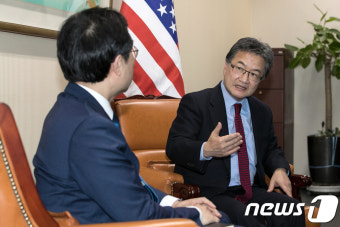 대화하는 한미 6자회담 수석대표들