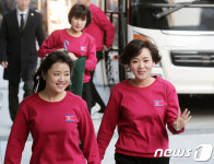 첫 공연 앞둔 北 예술단 미소