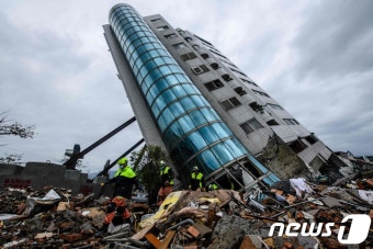 [사진] 대만 지진…더 기울어진 건물