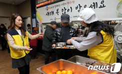 방배노인종합복지관 찾은 CJ오쇼핑 직원들