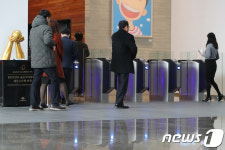 검찰, 대구은행 제2본점 압수수색 중 