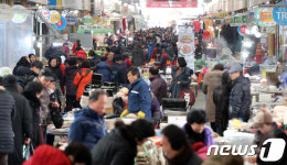 설날 앞두고 많은 인파 몰린 세종전통시장