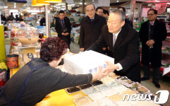 원주 남부시장서 떡 사는 백운규 장관