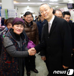 원주 남부시장 상인과 악수하는 백운규 장관