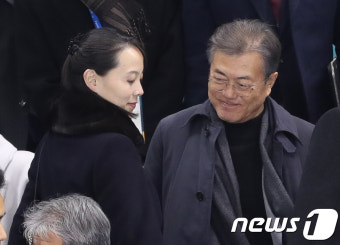北 김여정 바라보며 미소 짓는 문재인 대통령
