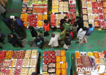 설 앞두고 북적이는 반여농산물도매시장