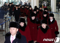 미소 보이며 떠나는 北 예술단
